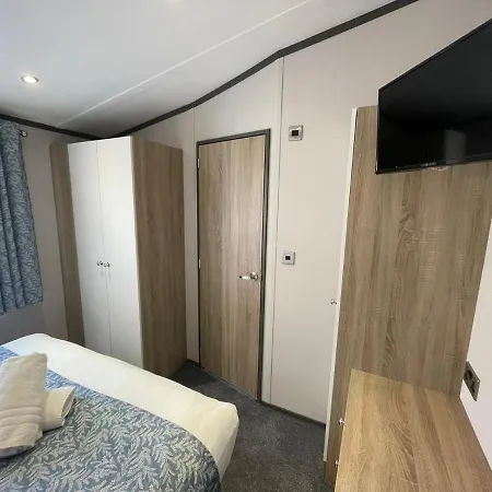 Oakwood With Hot Tub Hébergement de vacances *