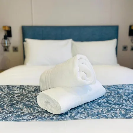 Oakwood With Hot Tub בית נופש